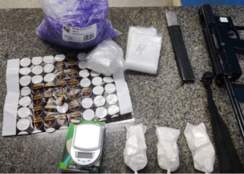 Traficante é flagrado com submetralhadora e drogas escondidas em imóvel