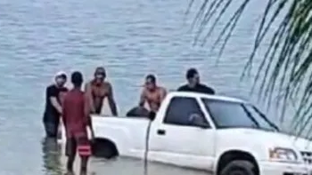 Carro é encontrado nas águas da Praia do Tubarão