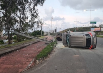 Carro capota e derruba poste na Avenida Orlando Gomes, em Salvador