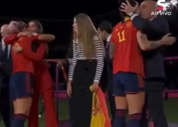 Presidente da Federação Espanhola é denunciado por violência sexual após beijo na boca de jogadora