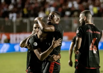 “Eu sou burro”, diz placa colocada no armário de Iury Castilho no vestiário do Vitória; Zé Hugo brinca