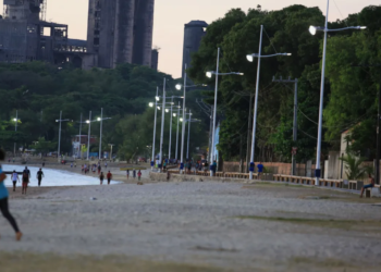 Três homens e um bebê são mortos a tiros em praia de Salvador