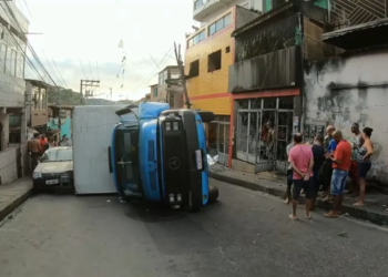 Homem é esmagado por poste após caminhão desgovernado atingir equipamento de iluminação na BA; vídeo registrou acidente