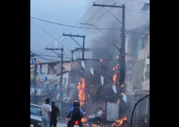 Fios de postes pegam fogo no bairro de Pernambués, em Salvador