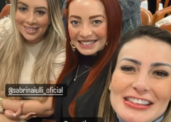 Após internação, Andressa Urach pausa prostituição e volta à igreja