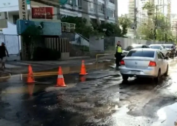 Buraco em pista na Avenida Paulo VI complica trânsito na Pituba