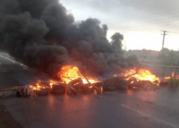 Protesto de ex-prestadores de serviço da Ford interdita Via Parafuso