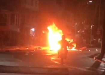 Carro pega fogo e explode na Avenida Suburbana
