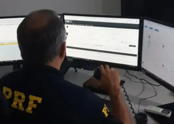 Homem procura PRF para liberar carro e é identificado como acusado de homicídio na Bahia