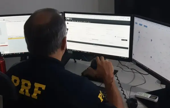 Homem procura PRF para liberar carro e é identificado como acusado de homicídio na Bahia