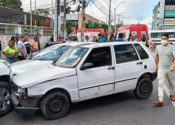 Taxista passa mal, invade contramão e atinge veículos em avenida de Feira
