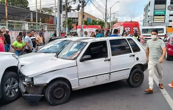 Taxista passa mal, invade contramão e atinge veículos em avenida de Feira