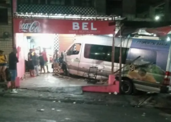 Van desgovernada invade bar e atropela duas pessoas no Subúrbio de Salvador