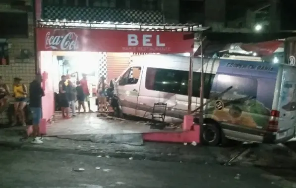 Van desgovernada invade bar e atropela duas pessoas no Subúrbio de Salvador