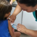 Especialistas sugerem oferta de imunizantes nas escolas para aumentar cobertura vacinal