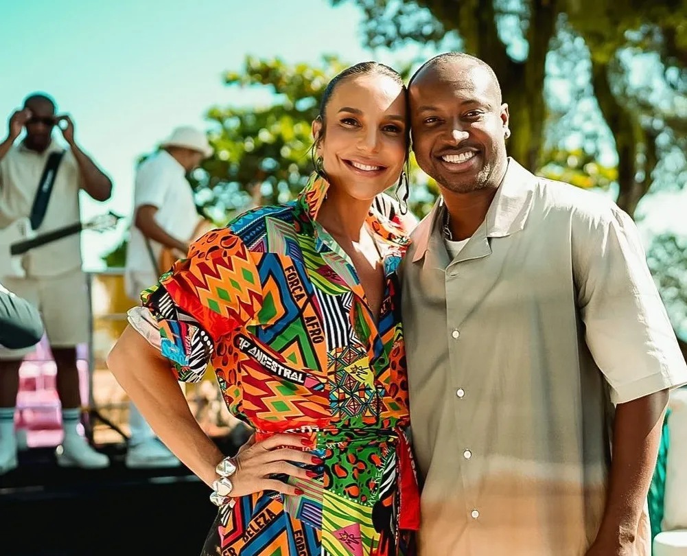 Ivete canta ao lado de Thiaguinho em cima de trio elétrico em Salvador