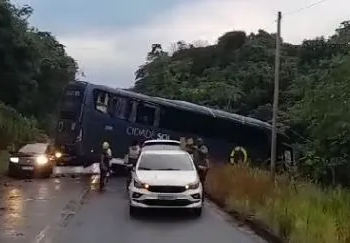 Motorista perde controle e ônibus fica atravessado na estrada