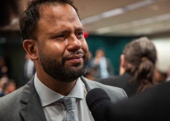 Pastor Henrique Vieira se emociona após projeto de lei que proíbe casamento homoafetivo ser retirado de pauta