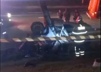 Duas pessoas morrem após carro colidir em poste na avenida Paralela