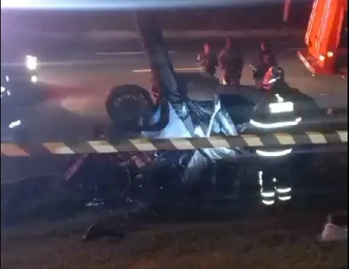 Duas pessoas morrem após carro colidir em poste na avenida Paralela