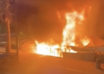 Incêndio atinge barraca de praia em Itapuã