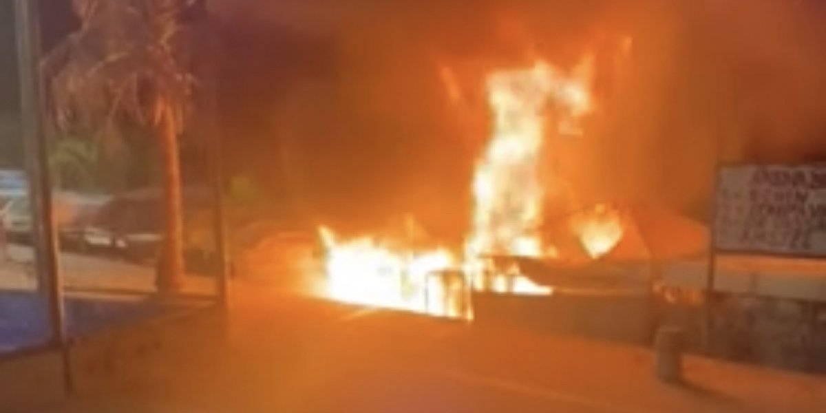 Incêndio atinge barraca de praia em Itapuã