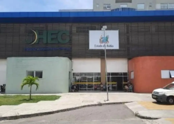 Jovem morre e criança que passava perto de local de crime é atingida; caso ocorreu em Feira