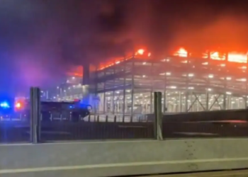Aeroporto de Londres suspende voos após incêndio