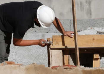 Brasil tem recorde de pessoas ocupadas e menor nível de desemprego desde 2015, diz IBGE