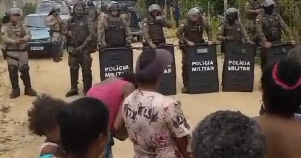 Ação de despejo retira 44 famílias que ocupam área há mais de 20 anos em Porto Seguro