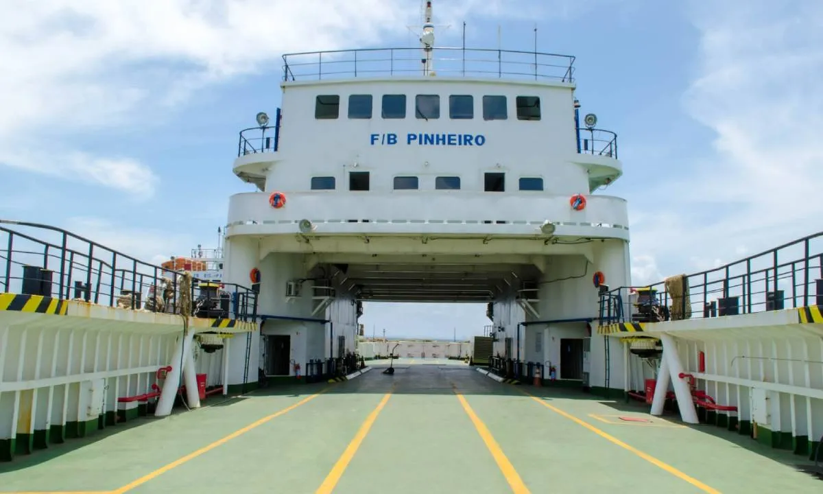 Tempo de espera para embarque de veículos no ferry pode chegar de 2h30
