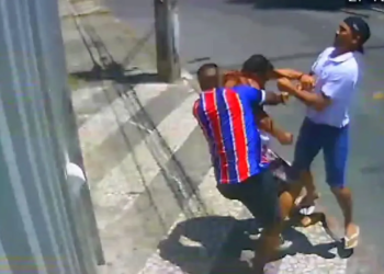 Torcedor do Vitória é agredido e tem camisa arrancada por suspeitos