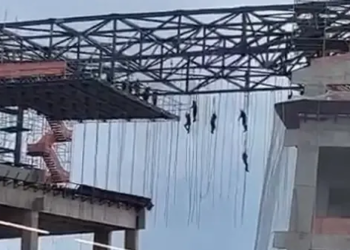 Operários ficam pendurados a 140 metros de altura