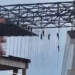 Operários ficam pendurados a 140 metros de altura
