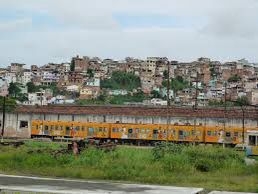 O QUE ACONTECEU? Homem arrasta carro com mulher em cima de capô no Subúrbio