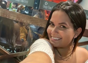 Corpo de fisioterapeuta com pés e mãos amarrados é arremessado para fora de carro em acidente