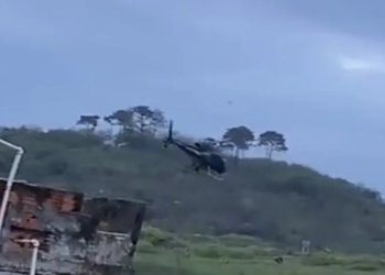 Vídeo mostra momento em que helicópteros da polícia são atingidos por tiros em operação nas favelas