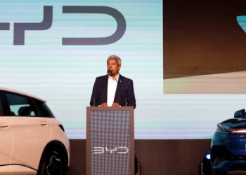 Jerônimo assina projeto de lei que isenta IPVA de veículos elétricos na Bahia