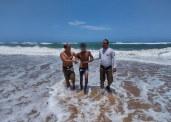 Suspeito de roubar fios de faculdade é preso dentro do mar na Praia de Patamares