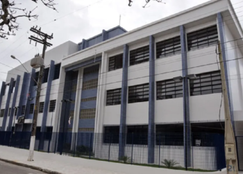 Professora é demitida após beijar aluno: “queria transar com ele”