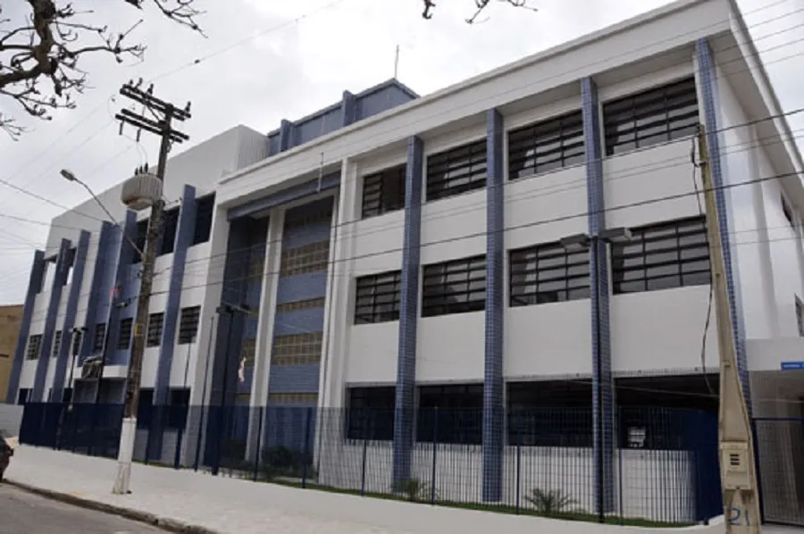 Professora é demitida após beijar aluno: “queria transar com ele”