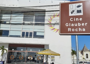 Prefeitura de Salvador promove poluição visual com placas redundantes espalhadas pela cidade