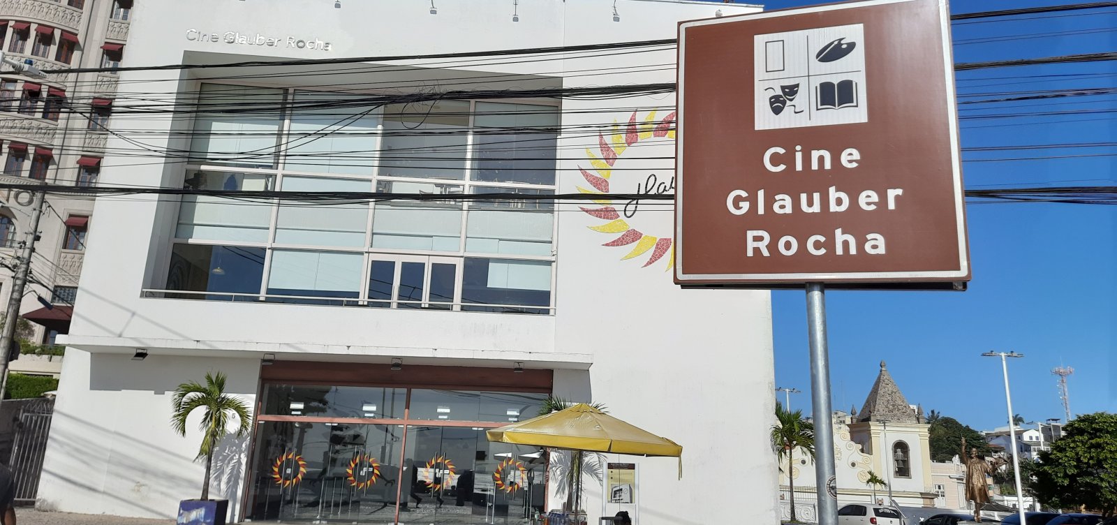 Prefeitura de Salvador promove poluição visual com placas redundantes espalhadas pela cidade