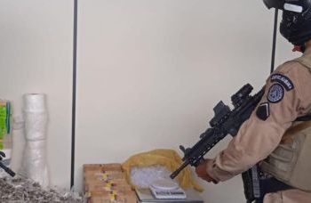 Traficantes abandonam 16kg de maconha ao fugir da polícia