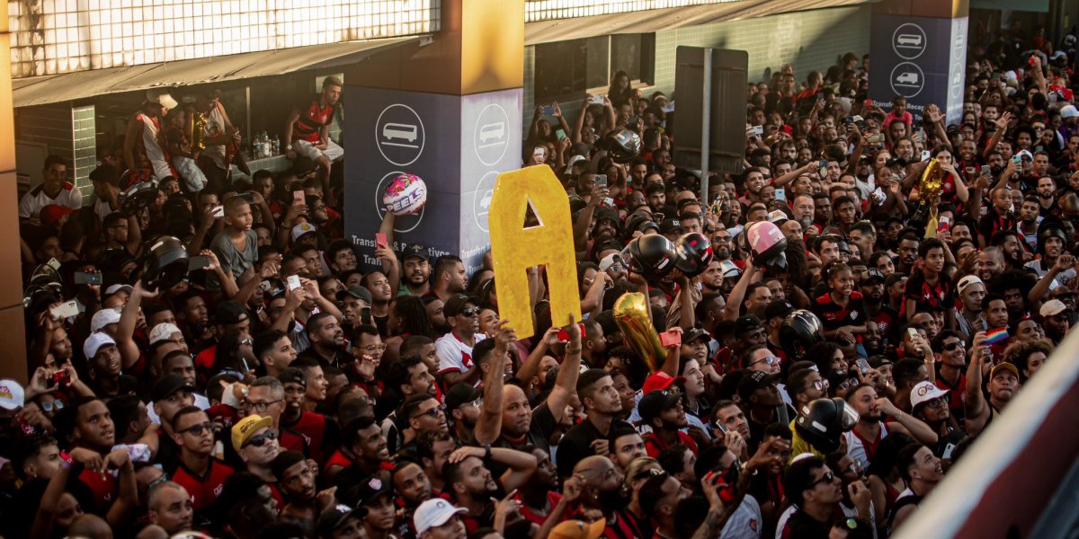 Léo Santana comanda festa do Vitóra no domingo em trio elétrico na Barra