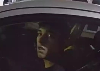 Imagens da câmera de segurança mostra vizinho liberando entrada dos suspeitos