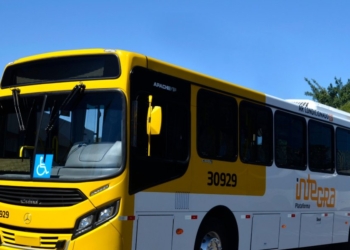 Confusão em ônibus tem briga entre homem e mulher em Salvador