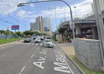 Motorista perde o controle do carro e bate em poste na Av. ACM