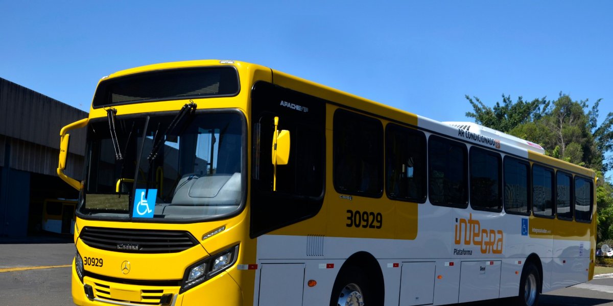 Confusão em ônibus tem briga entre homem e mulher em Salvador