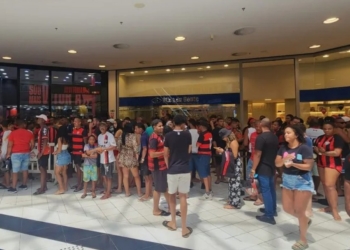 Torcedores do Vitória fazem fila por últimos ingressos para duelo contra o Sport